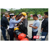 邵阳交警广送头盔 深化农村“一盔一带”宣传