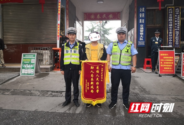 武冈市：产妇羊水破裂危在旦夕，民警开辟绿色生命通道