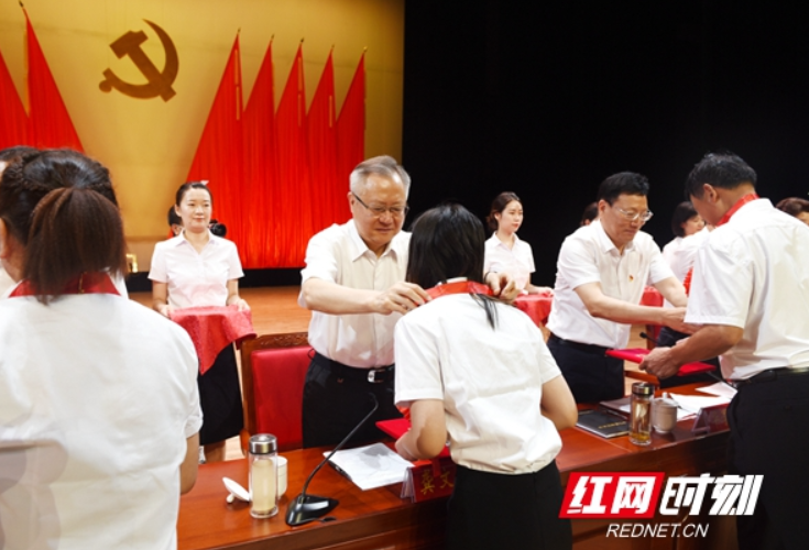 邵阳市优秀共产党员、优秀党务工作者和先进基层党组织表彰大会召开