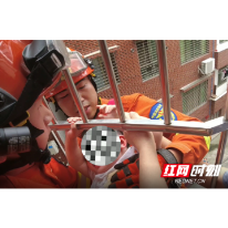 视频｜一岁小孩头卡阳台，消防三十秒急速“巧”救