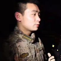 洞口：“救火英雄原来是个解放军!”