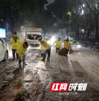 风雪夜、不眠夜，大祥交警通宵达旦破冰除雪保畅通