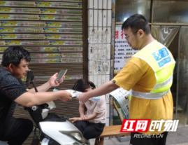 大祥区红旗路街道：强化交通安全宣传 增强文明交通意识