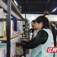 “到群众最需要的地方去” 邵阳市松坡图书馆开展进企业学雷锋活动