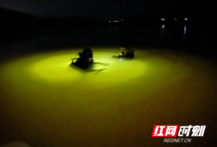 国家矿山应急救援湖南排水队开展夜潜训练