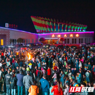 五一”小长假前两日，十万游客潮涌雪峰山