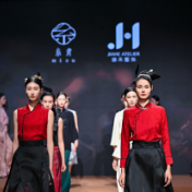 “观复潇湘”新中式湘绣服装2026春夏发布会在长沙举办