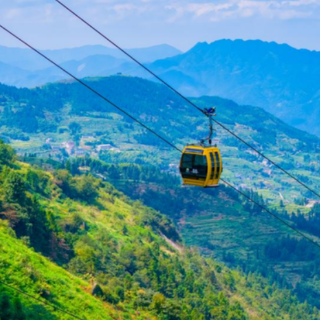 假期前三日游客超4万人次!“云端天路”雪峰山索道引爆国庆