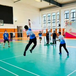 第二届“梅园杯”居民羽毛球赛开赛 以球会友共享美好生活