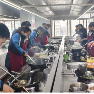 上午“颠勺”下午“绣花” 长沙这堂研学课解锁手艺人技能