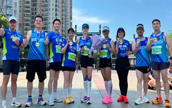 永州球迷亮相永马 “在马拉松赛道发扬‘永冲锋’精神”