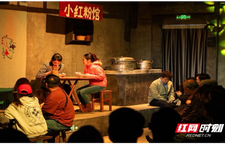 沉浸式街区戏剧《长沙》“五一”火爆加场，集市烟火点燃观众热情