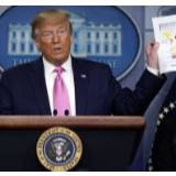 应对疫情 特朗普自打满分