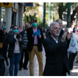 雅典“卡车音乐会”致敬白衣天使