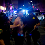 4名警员受伤、8辆警车遭损坏，美休斯顿警方逮捕近200人