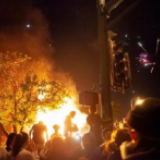 美国七十余城爆发抗议活动，双方对峙激烈，民警卫队朝居民家中开枪