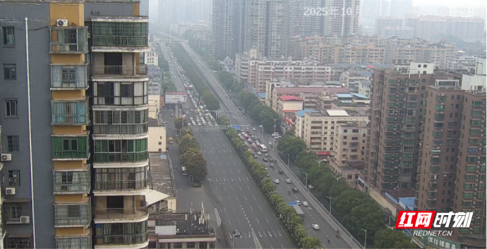 创新“行人二次过街”,衡阳这一路口高峰排队缩短30%