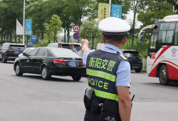 衡阳：龙舟竞渡迎端午 交警全力护“舟”全