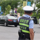 衡阳：龙舟竞渡迎端午 交警全力护“舟”全