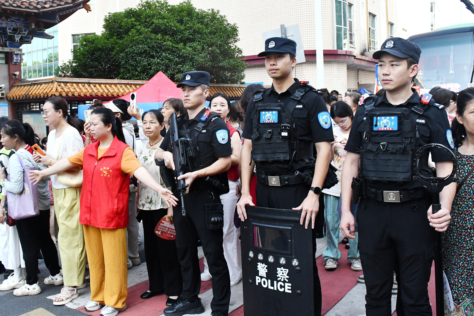 组图｜考场外，那抹最安心的“警”色