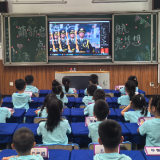 石鼓区：播撒爱国主义“种子”，华耀小学师生共上“九三阅兵”思政课