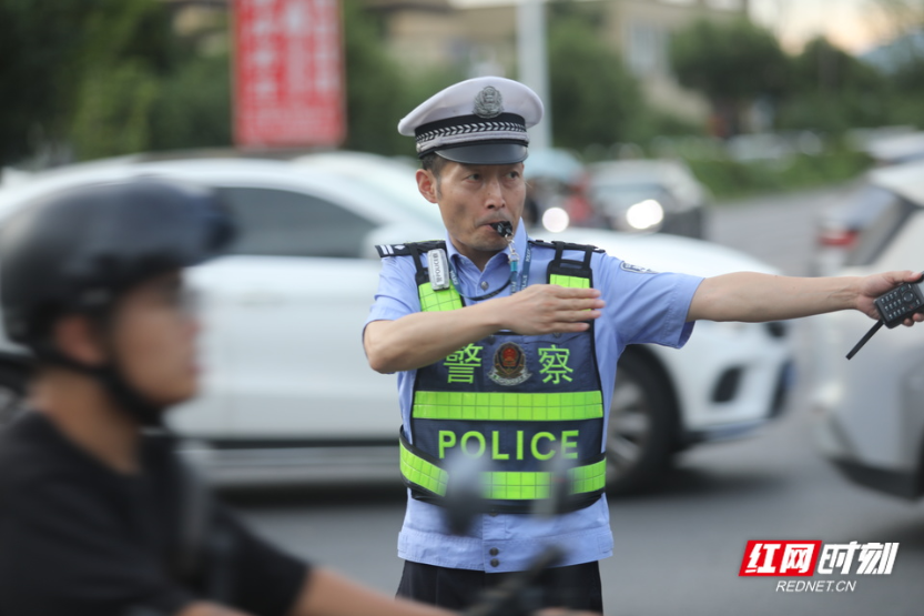 组图丨球员绿茵场上拼球技，衡阳交警场外拼“守”护