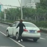 停车忘挂挡！这位女司机在高架上演“人追车”