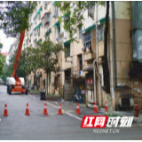 筑牢安全防线  街道“外科手术式”拆除小区楼顶老旧屋檐