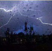 长沙天空 “侧翻” 暴雨倾注城南