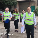 双峰农商银行“战旗飘”清收路上你最美