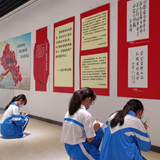 娄底八中学生接受“弘扬爱国精神 争做时代新人”主题教育