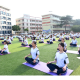 娄底：高三学子集体练瑜伽 平心静气迎高考