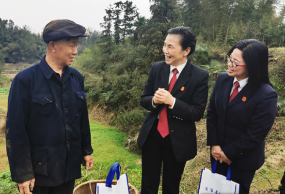 首个“女法官国际日” 娄底法官走村入户“典”亮文明法治