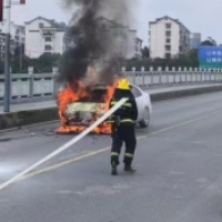红视频｜娄底：两车追尾碰撞起火 消防紧急救援  无人员伤亡