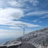 新化大熊山解锁冬日“限定皮肤”,2025年首场雾凇上线