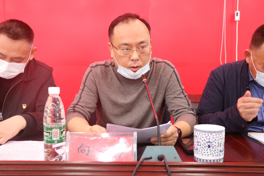 随后,向勇作了《坚持目标结果导向 坚定决战决胜信心 为再创龙山工作