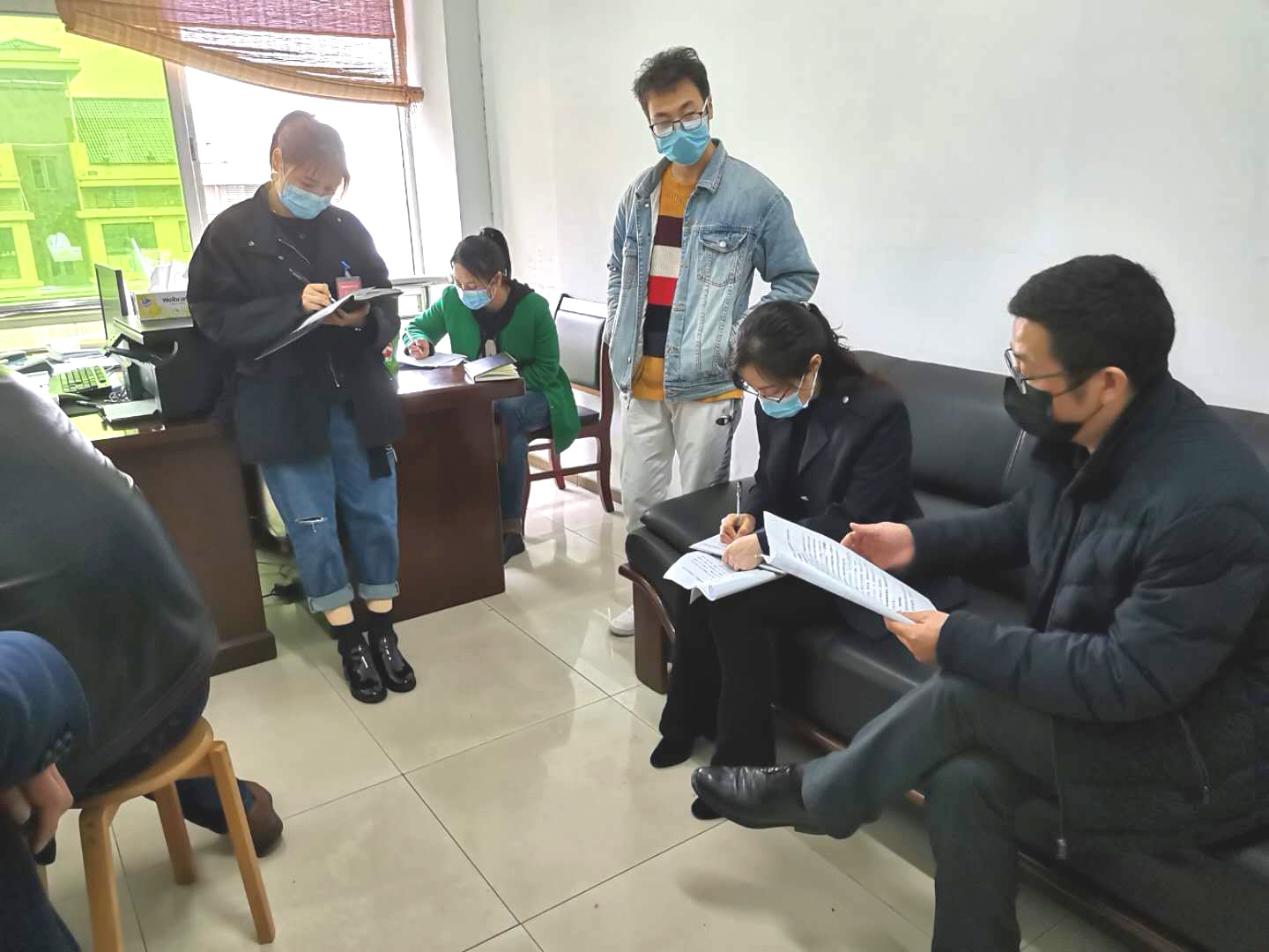 工作照2.jpg 工作照2.jpg