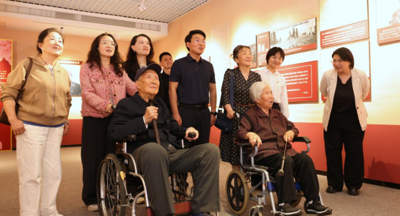一张泛黄照片，一句“我感恩党”：92岁的“八千湘女”代表彭端蓉走进党校