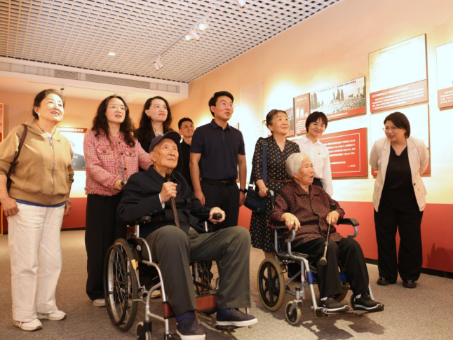 一张泛黄照片，一句“我感恩党”：92岁的“八千湘女”代表彭端蓉走进党校
