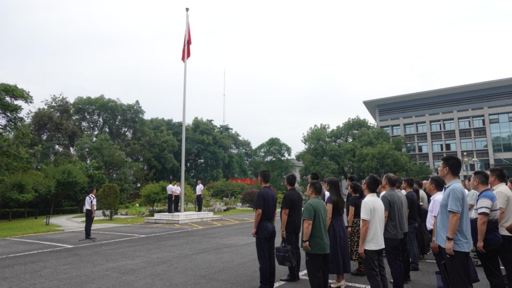 赓续红色血脉 勇担时代使命——常德市委党校举行庆祝中国共产党成立105周年主题升国旗仪式
