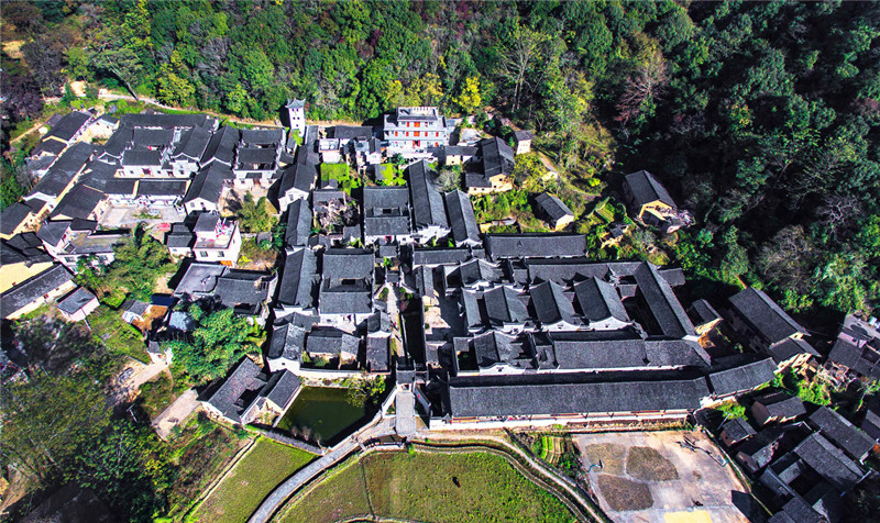 封三：江華瑤族自治縣寶鏡村_副本.jpg