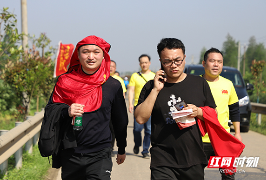 多图丨赫山千余干群重走“青年毛泽东游学社会调查之路”