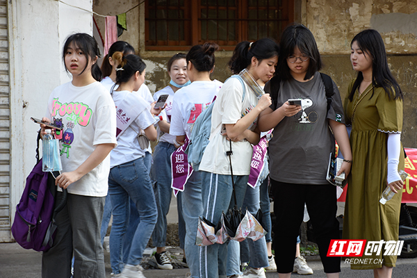 红网时刻益阳6月7日讯（记者 刘志雄）益阳市十三中考点外，来自赫山区的考生正等待进入考场。