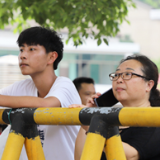 组图｜“新高考”益阳第一批考试结束 考场外家长翘首以盼