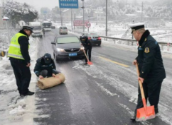 组图 | 低温雨雪天气中 益阳交通人在行动