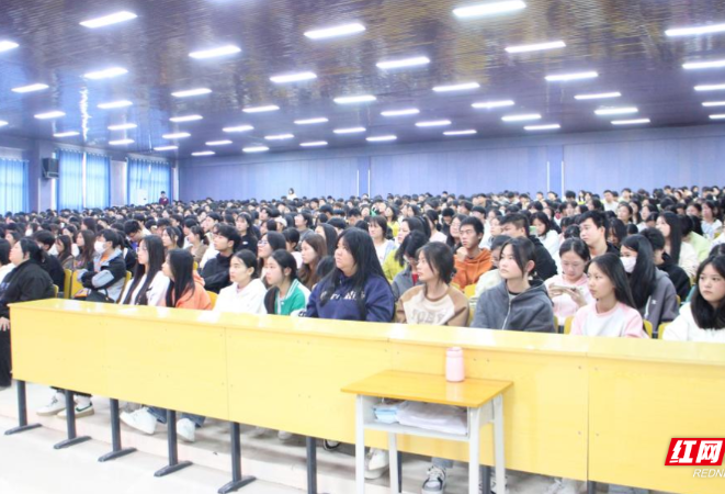 衡阳市中心血站：高校新生健康知识巡讲走进湖南工商职业学院