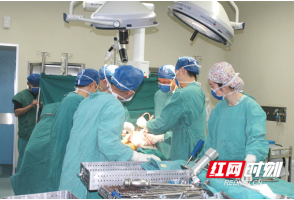 南华附一医院完成首例金属打印一体化假体的全髋关节翻修手术