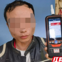 宿醉男骑摩托上路，遇查强行闯卡被抓