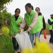 祁东：民间河长开展净滩保洁志愿活动