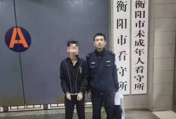 男子面对警察闪烁其词，细查竟是在逃嫌犯